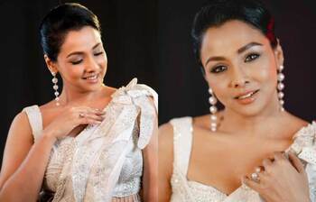 সাদায় স্নিগ্ধ রুনা