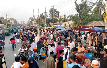 সড়কের ওপর শতবর্ষী হাট