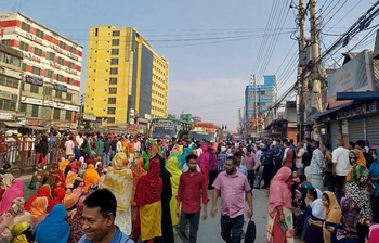 বেতন-বোনাসের দাবিতে রাজপথে শ্রমিকরা