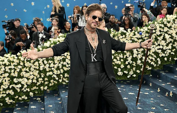 ফ্যাশনের মঞ্চে বাদশাহর রাজত্ব, শাহরুখ খানের লুক নিয়ে চর্চা তুঙ্গে