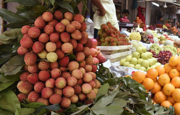 বাজারে মিলছে রসালো লিচু