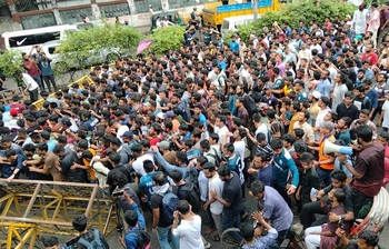 যমুনা অভিমুখী লংমার্চে টিয়ারগ্যাস-লাঠিপেটা