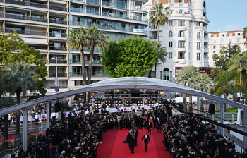 কানে গল্প নয়, যেন ইতিহাসের উৎসব চলছে