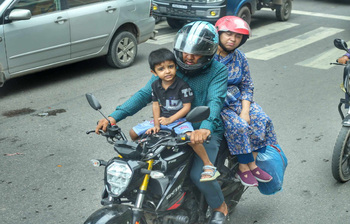 কাঁধে ব্যাগে, ক্লান্ত শরীর আর চোখে বাড়ি যাওয়ার স্বপ্ন