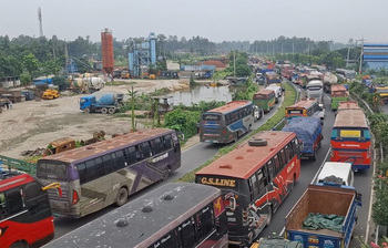 যমুনা সেতুর পথে যানজটে স্থবির ঈদ ফেরত যাত্রা