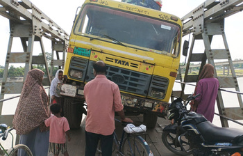 সেতু নয় যেন ফাঁদ, সোনাহাটে আটকে গেল ট্রাক
