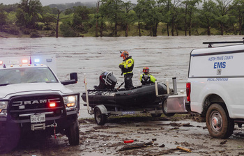 টেক্সাসের রাস্তায় নৌকা, বন্যায় আটকে হাজারো মানুষ