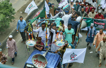 আজকের ঢাকা: মানুষের ভিড়ে হারিয়ে গেছে পথঘাট