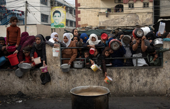 খাবারের জন্য মরিয়া হয়ে ‍উঠেছেন তারা