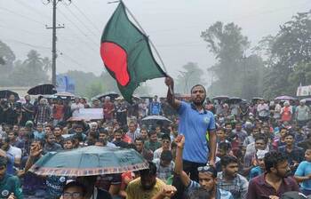 বৃষ্টি উপেক্ষা করে আন্দোলনে রাবি শিক্ষার্থীরা