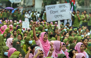 শাহবাগে বিক্ষোভ করছেন নার্সিং কলেজের শিক্ষার্থীরা