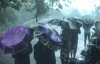 সকালবেলার শ্রাবণ ধারা, অফিসযাত্রায় কান্না ছোঁয়া