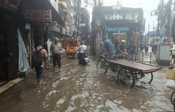 আকাশের কান্নায় ডুবলো শহর, দুর্ভোগে নগরবাসী