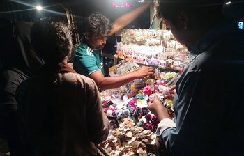 ফুটওভার ব্রিজের দোকানে কি আছে আপনার জন্য?