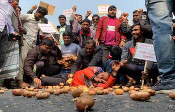 রাস্তায় আলু ফেলে কৃষকের কান্না