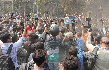 ‘জয় বাংলা’ স্লোগান দিয়ে তোপের মুখে নারী-পুরুষ