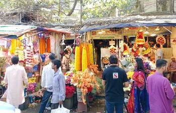 ক্রেতা কম, ছবি তুলতে ব্যস্ত সবাই