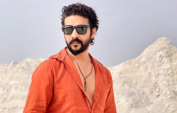 পর্দার পেছনের নিরব, জন্মদিনে ফিরে দেখুন ভিন্ন এক মানুষকে