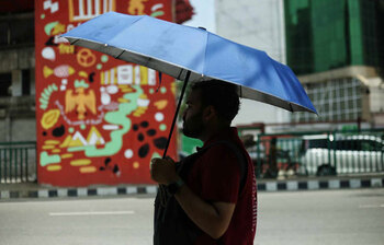 গরমে অতিষ্ঠ নগরবাসী