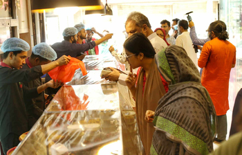 পাল্টে গেছে বেইলি রোডের ইফতার বাজারের চিত্র