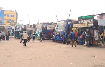 ট্রেন বন্ধ, বাসস্ট্যান্ডে ভিড় করছেন যাত্রীরা