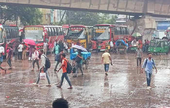 বৃষ্টির ছন্দে হারালো গতি, ঘরমুখো মানুষের মুখে বিষাদের ছায়া