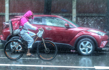 বৃষ্টিতে কাঁপে শরীর, কিন্তু দায়িত্বে অটল তারা