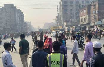 মহাসড়ক অবরোধ করে শ্রমিকদের বিক্ষোভ