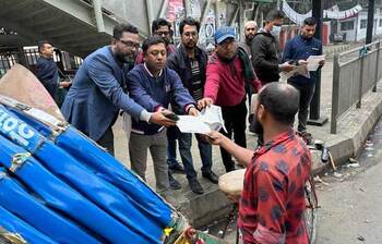 লিফলেট বিতরণে ব্যস্ত আওয়ামী লীগের কর্মীরা