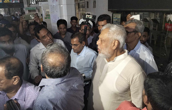 ঈদযাত্রার ভিড়ে রেলসেবার হাল জানতে স্টেশনে উপদেষ্টা