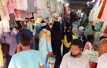 জমে উঠছে খুলনার ঈদবাজার