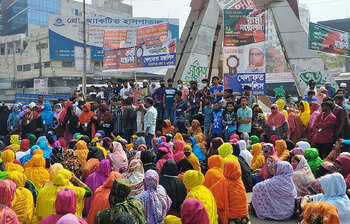 নারায়ণগঞ্জে শ্রমিকদের সড়ক অবরোধ