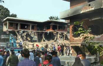 ধানমন্ডি ৩২-এর ধ্বংসযজ্ঞ দেখতে উৎসুক জনতার ভিড়