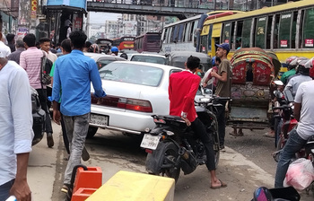 সড়কে শিক্ষার্থীরা, দুর্ভোগে আটকা পুরো ঢাকা