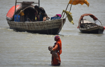 জলের নিচে জাল, কোলের মধ্যে ভালোবাসা