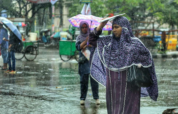 ঝুম বৃষ্টিতে ভিজে যায় শহরের গল্পগুলো