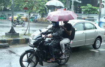 রোদ থেকে বৃষ্টি, মুহূর্তেই বদলে গেল ঢাকার চিত্র