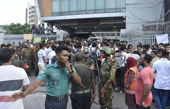 বার্ন ইনস্টিটিউটে কান্নার সুর, স্বজনদের ভিড়ে নুইয়ে পড়ছে নিরাপত্তা ব্যবস্থাও
