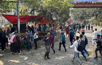 পুলিশের লাঠিচার্জে ছত্রভঙ্গ আন্দোলনকারীরা