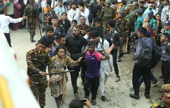 সন্তান হারানো মায়ের কান্নায় নীরব রাস্তা, স্বেচ্ছাসেবকরা করছেন খোঁজ