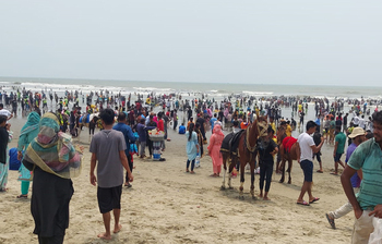 গরমে বন্ধ স্কুল-কলেজ, উপচেপড়া ভিড় কক্সবাজারে
