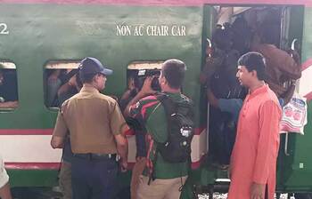 ট্রেনে ঝুঁকি নিয়ে বাড়ি ফিরছে মানুষ