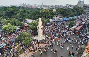 শিক্ষার্থীদের অবরোধে ভোগান্তিতে পড়েছেন জনসাধারণ