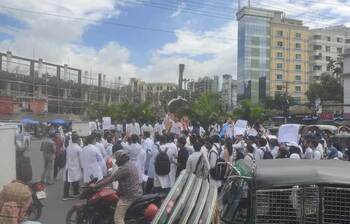 চট্টগ্রামে মেডিকেল কলেজ শিক্ষার্থীদের সড়ক অবরোধ