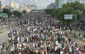 রাজপথে ছাত্র-জনতার উল্লাস