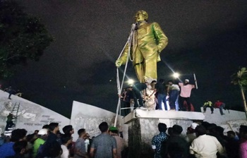 বঙ্গবন্ধুর ভাস্কর্য ভাঙছেন জনতা