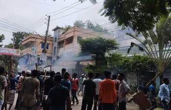 মির্জা আজমের পোড়াবাড়ি দেখতে উৎসুক জনতার ভিড়