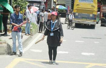 আজও ট্রাফিক নিয়ন্ত্রণ করছেন শিক্ষার্থীরা