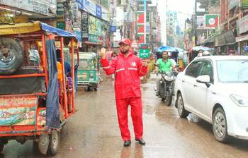সড়কে শৃঙ্খলা ফেরাতে ব্যস্ত তরুণরা