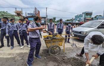 সড়ক পরিষ্কারে ব্যস্ত শিক্ষার্থীরা